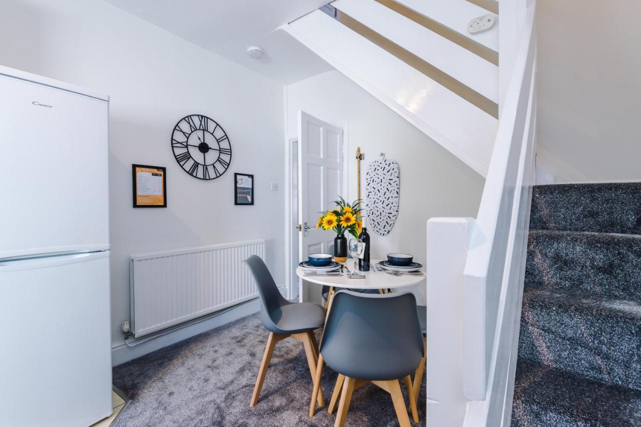 Bright 2-Bed Cottage In Chester By 53 Degrees Property, Ideal For Couples & Small Groups, City Centre - Sleeps 6 Kültér fotó
