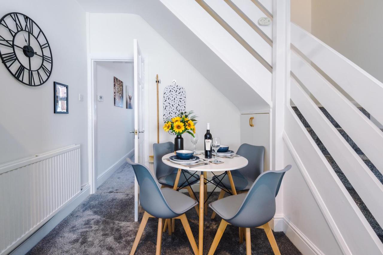 Bright 2-Bed Cottage In Chester By 53 Degrees Property, Ideal For Couples & Small Groups, City Centre - Sleeps 6 Kültér fotó