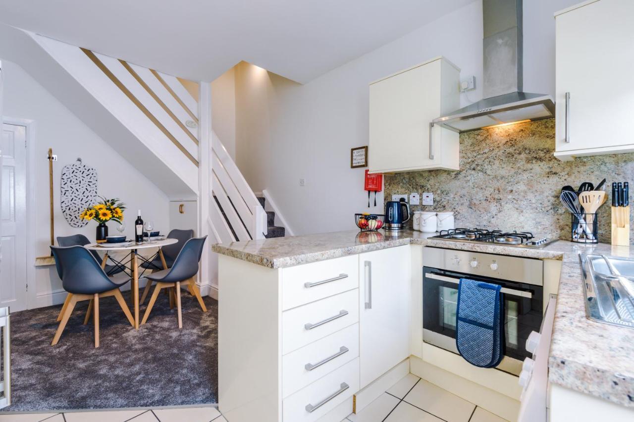 Bright 2-Bed Cottage In Chester By 53 Degrees Property, Ideal For Couples & Small Groups, City Centre - Sleeps 6 Kültér fotó